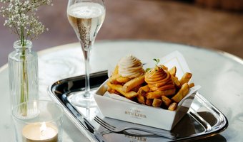 Sergio Herman introduceert porseleinen bakje tijdens jubileum Frites Atelier