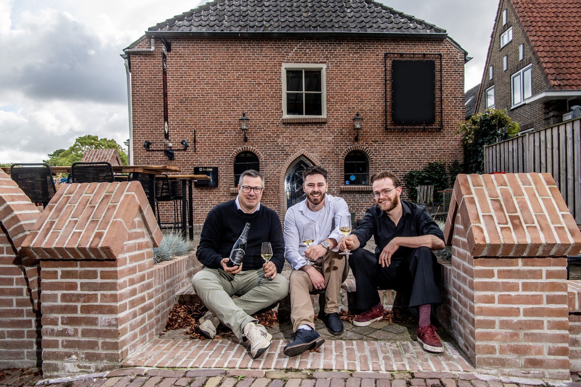 Edwin Muns en jong talent openen Brasserie De Hofsmid in Buren