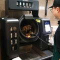 Pad Thai zet AI-robotwok Charlie in tijdens spits op Utrecht Centraal