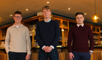 Drie studenten verbinden hotelmanagement met de horecapraktijk