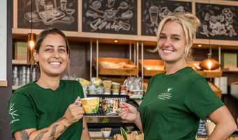 Amsterdamse bagelbazen Babette en Miriam openen tweede Bagels & Beans