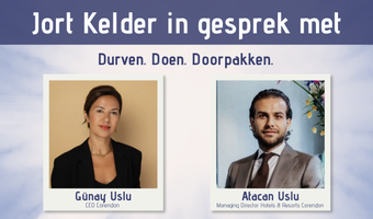 Jort Kelder gaat in gesprek met Günay en Atacan Uslu tijdens HotelSummit 2026