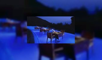 Ritz-Carlton serveert diner in het zwembad