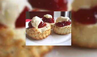 Klassieke scones bij de thee