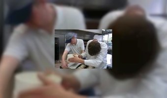 Studenten bakken brood voor goed doel