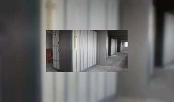 Eventjes 446 badkamers naar binnen hijsen