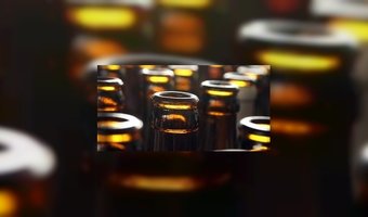 Delfts Jubileumbier met koffie